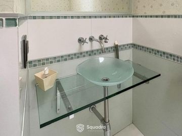 VENTA - Casa sobre la barranca de 3 dormitorios, piscina, jardín y cochera - Alberdi, Rosario.