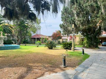 VENTA - Casa sobre la barranca de 3 dormitorios, piscina, jardín y cochera - Alberdi, Rosario.