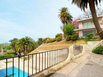 VENTA - Casa sobre la barranca de 3 dormitorios, piscina, jardín y cochera - Alberdi, Rosario.