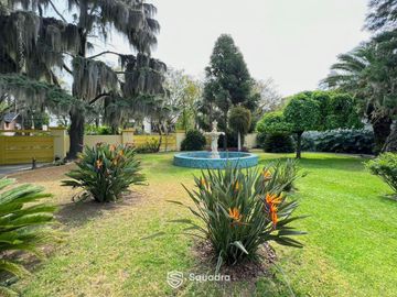 VENTA - Casa sobre la barranca de 3 dormitorios, piscina, jardín y cochera - Alberdi, Rosario.