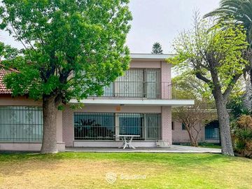 VENTA - Casa sobre la barranca de 3 dormitorios, piscina, jardín y cochera - Alberdi, Rosario.