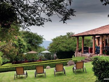 Casa en venta en Malinalco, padel, caballeriza, jardin, terraza, alberca y más
