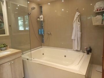 Casa En Venta En Lo Barnechea Con Piscina Y Terraza