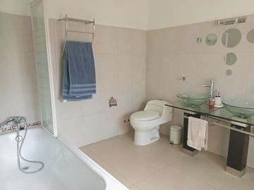Casa En Venta En Lo Barnechea Con Piscina Y Terraza