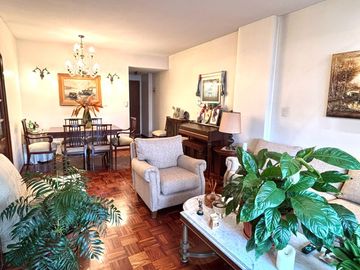 Venta semipiso con cochera, baulera y vista abierta cerca subte A - Apto crédito