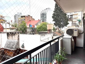 Venta semipiso con cochera, baulera y vista abierta cerca subte A - Apto crédito