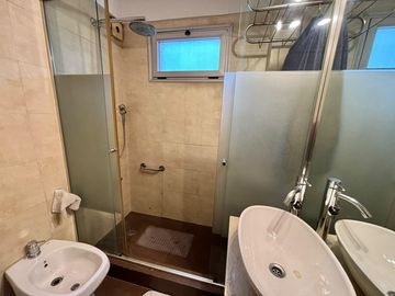 Venta semipiso con cochera, baulera y vista abierta cerca subte A - Apto crédito