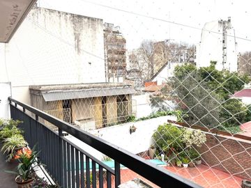 Venta semipiso con cochera, baulera y vista abierta cerca subte A - Apto crédito