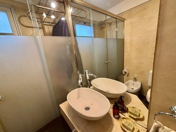 Venta semipiso con cochera, baulera y vista abierta cerca subte A - Apto crédito