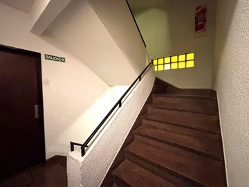 Venta semipiso con cochera, baulera y vista abierta cerca subte A - Apto crédito
