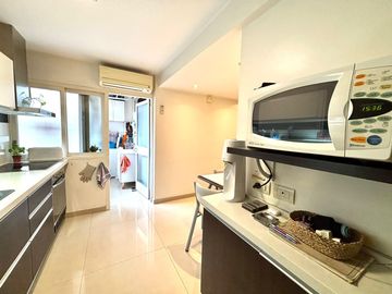 Venta semipiso con cochera, baulera y vista abierta cerca subte A - Apto crédito