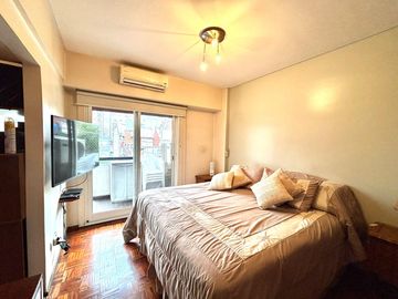 Venta semipiso con cochera, baulera y vista abierta cerca subte A - Apto crédito