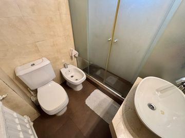 Venta semipiso con cochera, baulera y vista abierta cerca subte A - Apto crédito