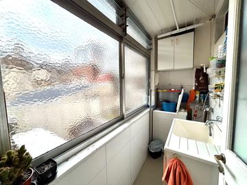 Venta semipiso con cochera, baulera y vista abierta cerca subte A - Apto crédito