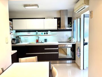 Venta semipiso con cochera, baulera y vista abierta cerca subte A - Apto crédito
