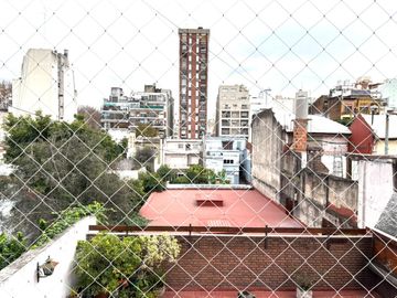 Venta semipiso con cochera, baulera y vista abierta cerca subte A - Apto crédito
