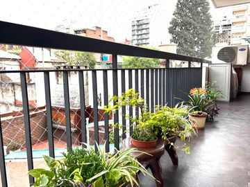 Venta semipiso con cochera, baulera y vista abierta cerca subte A - Apto crédito