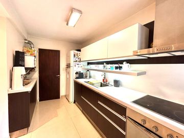 Venta semipiso con cochera, baulera y vista abierta cerca subte A - Apto crédito