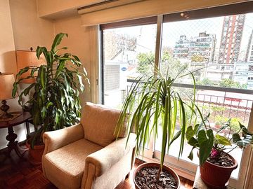 Venta semipiso con cochera, baulera y vista abierta cerca subte A - Apto crédito