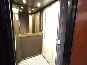 Venta semipiso con cochera, baulera y vista abierta cerca subte A - Apto crédito