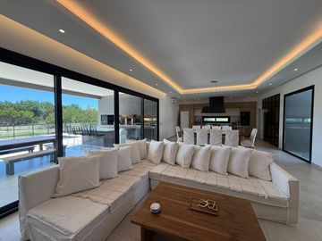 Casa en Venta Costa Esmeralda Barrio Golf, 4 Dormitorios 280m² Pileta Calefaccionada Losa Radiante USD 565.000