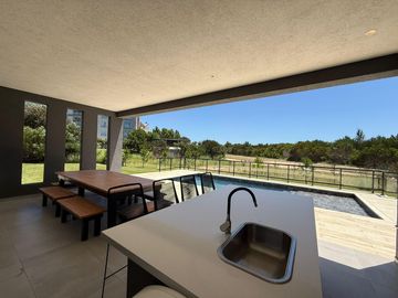 Casa en Venta Costa Esmeralda Barrio Golf, 4 Dormitorios 280m² Pileta Calefaccionada Losa Radiante USD 565.000