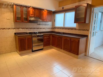 Semi piso de 4 ambientes c/cochera en venta en Flores