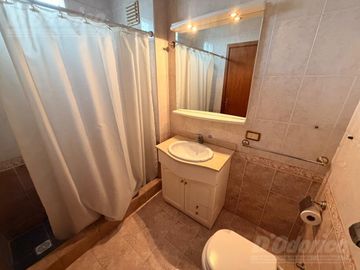 Semi piso de 4 ambientes c/cochera en venta en Flores