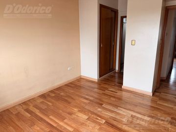 Semi piso de 4 ambientes c/cochera en venta en Flores