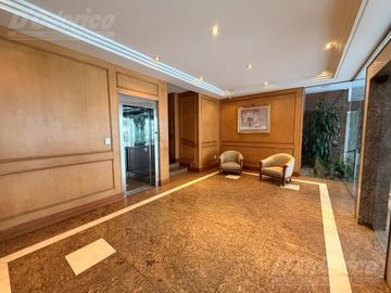 Semi piso de 4 ambientes c/cochera en venta en Flores