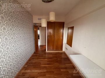 Semi piso de 4 ambientes c/cochera en venta en Flores