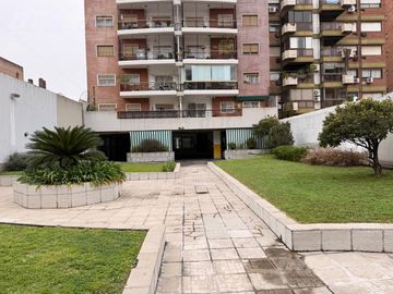 Semi piso de 4 ambientes c/cochera en venta en Flores