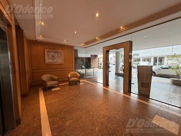 Semi piso de 4 ambientes c/cochera en venta en Flores