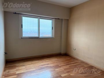 Semi piso de 4 ambientes c/cochera en venta en Flores