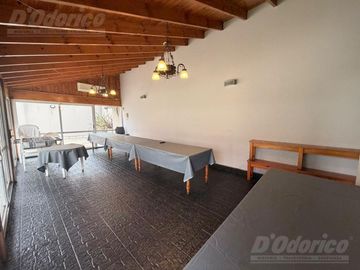 Semi piso de 4 ambientes c/cochera en venta en Flores