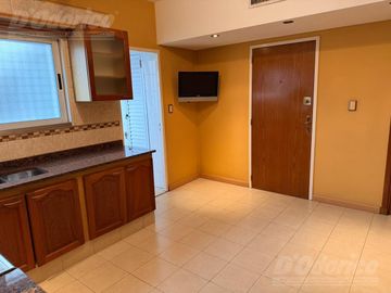 Semi piso de 4 ambientes c/cochera en venta en Flores