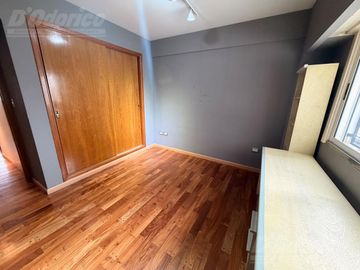 Semi piso de 4 ambientes c/cochera en venta en Flores