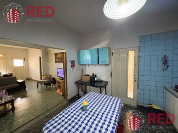 Vende casa a refaccionar en el Centro de Neuquén