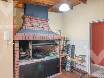 PH Único, tres ambientes, con cochera, quincho y terraza propia