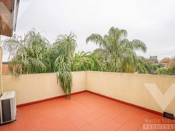 PH Único, tres ambientes, con cochera, quincho y terraza propia