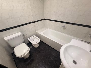 Semi piso de 1 dormitorio en venta en Flores