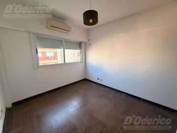 Semi piso de 1 dormitorio en venta en Flores