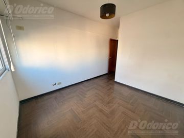 Semi piso de 1 dormitorio en venta en Flores