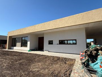 Casa en venta, Fincas del Alba. Canning, Ezeiza. 4 amb. con pileta
