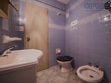 Mono ambiente con placard y cocina separada en Villa Pueyrredon.