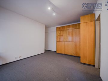 Mono ambiente con placard y cocina separada en Villa Pueyrredon.