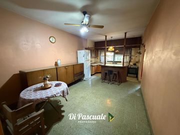 VENTA Casa 4 Habitaciones En 2 Plantas, Pileta y Terraza Ideal Inversores - Moreno Norte