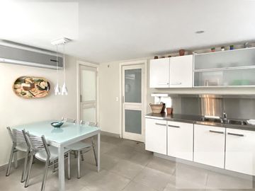 Departamento-Alquiler-Amoblado-Renovado-Cochera. Seguridad 24h.