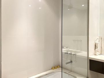 Departamento-Alquiler-Amoblado-Renovado-Cochera. Seguridad 24h.