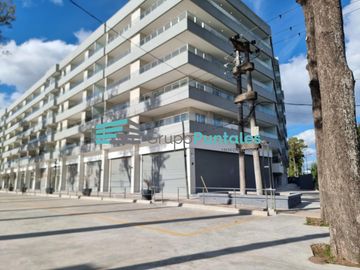 Local a estrenar de 102 m2 en Canning Center, sobre calle Lacarra